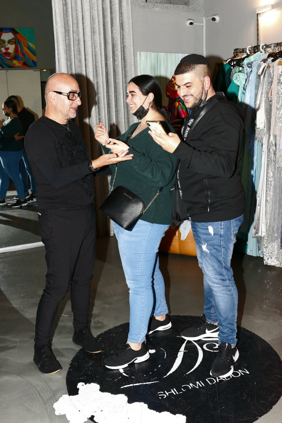 שלומי יפרח וארוסתו טליה עם המעצב שלומי דדון (צילום: אור גפן)