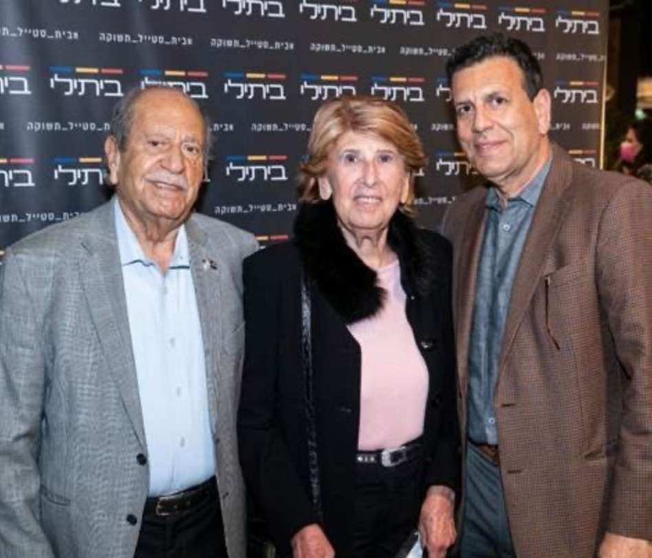 עופר איתני והוריו אורנה וחיים&nbsp; (צילום: לנס הפקות)