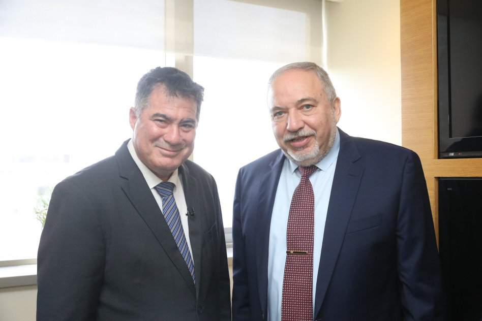 אביגדור ליברמן וראול סרוגו (צילום: מרק ישראל סלם, ג'רוזלם פוסט)