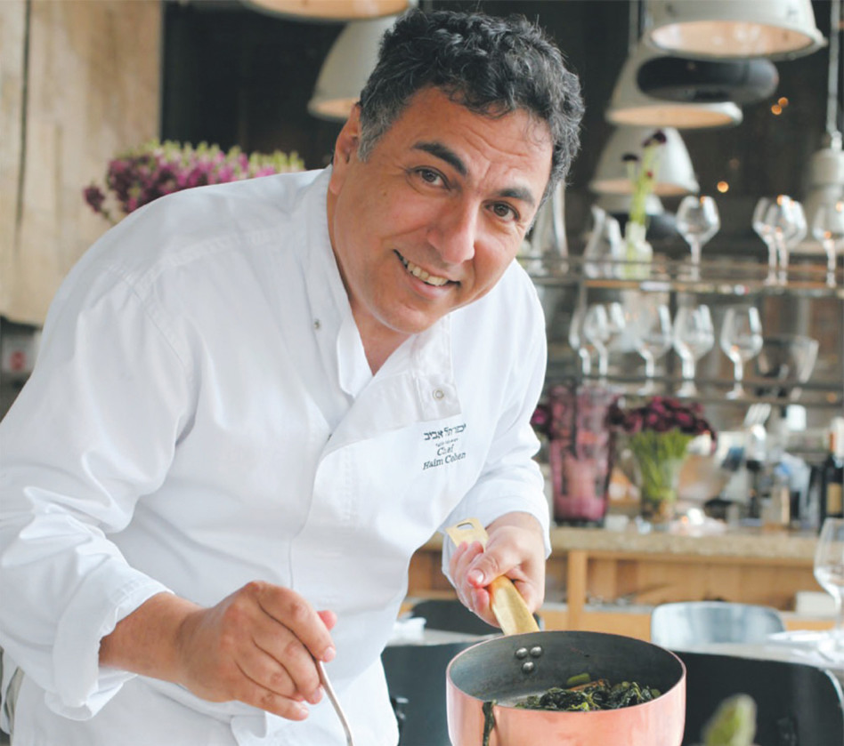 חיים כהן מכין ארוחת חג (צילום: רונן מנגן)