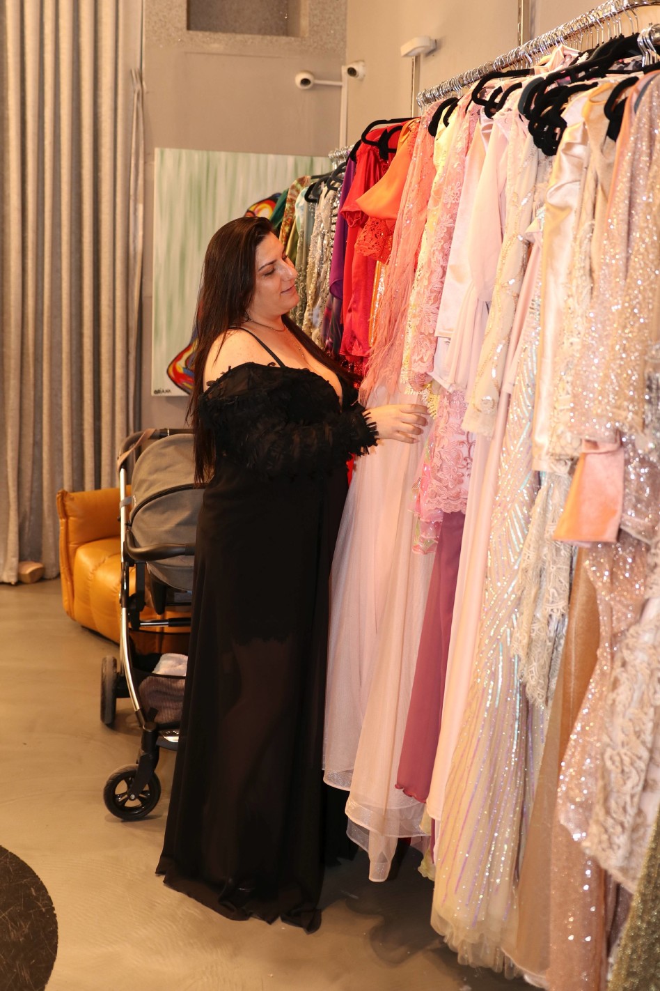 בודקת אופציות (צילום: אור גפן)