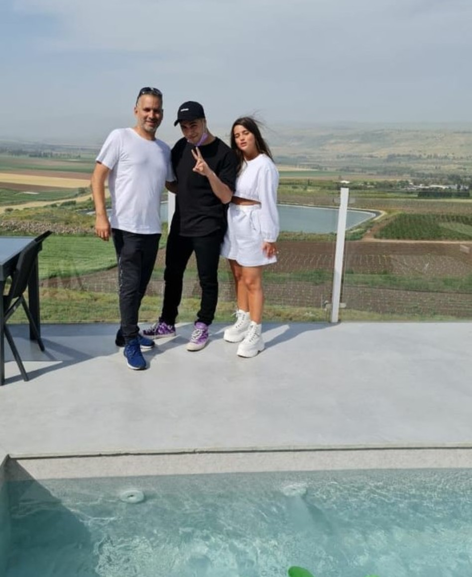 נועה קירל, יהונתן מרגי ובעל הצימר המרוגש (צילום: צילום מסך אינסטגרם)