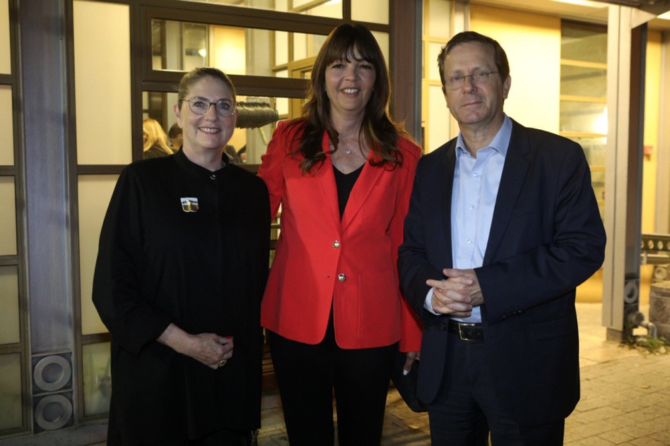 בוז'י הרצוג, ציפי לנדאו ומיכל הרצוג (צילום: אסף לב)