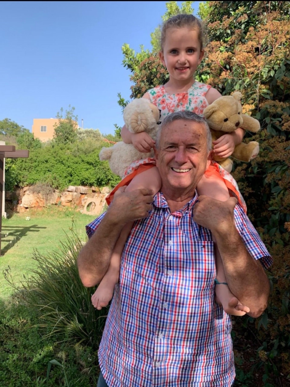 פרדי זינגר ונכדתו שחר (צילום: פרטי)