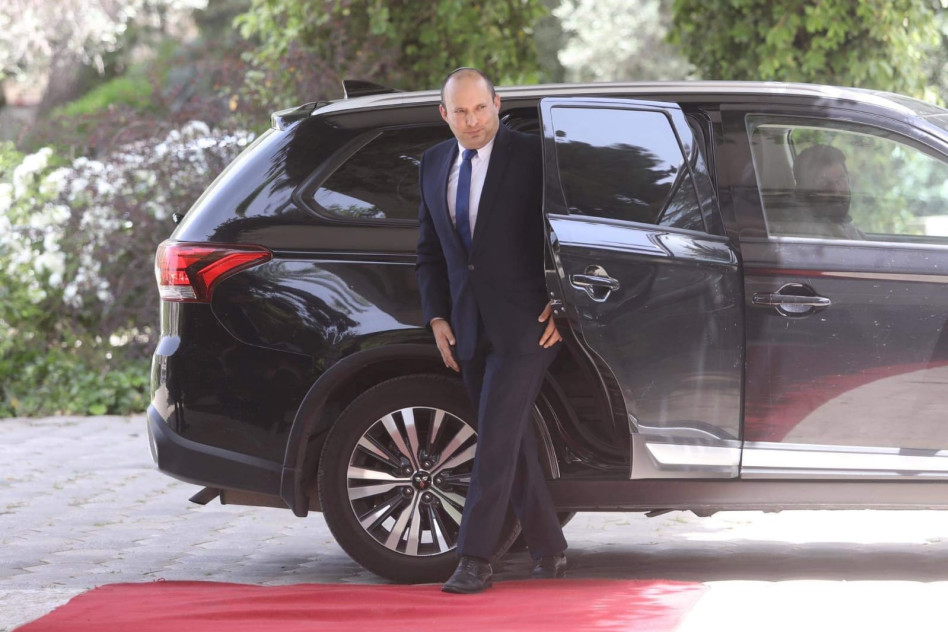 נפתלי בנט בדרכו לפגישה עם נשיא המדינה בעניין הטלת המנדט (צילום: מרק ישראל סלם)