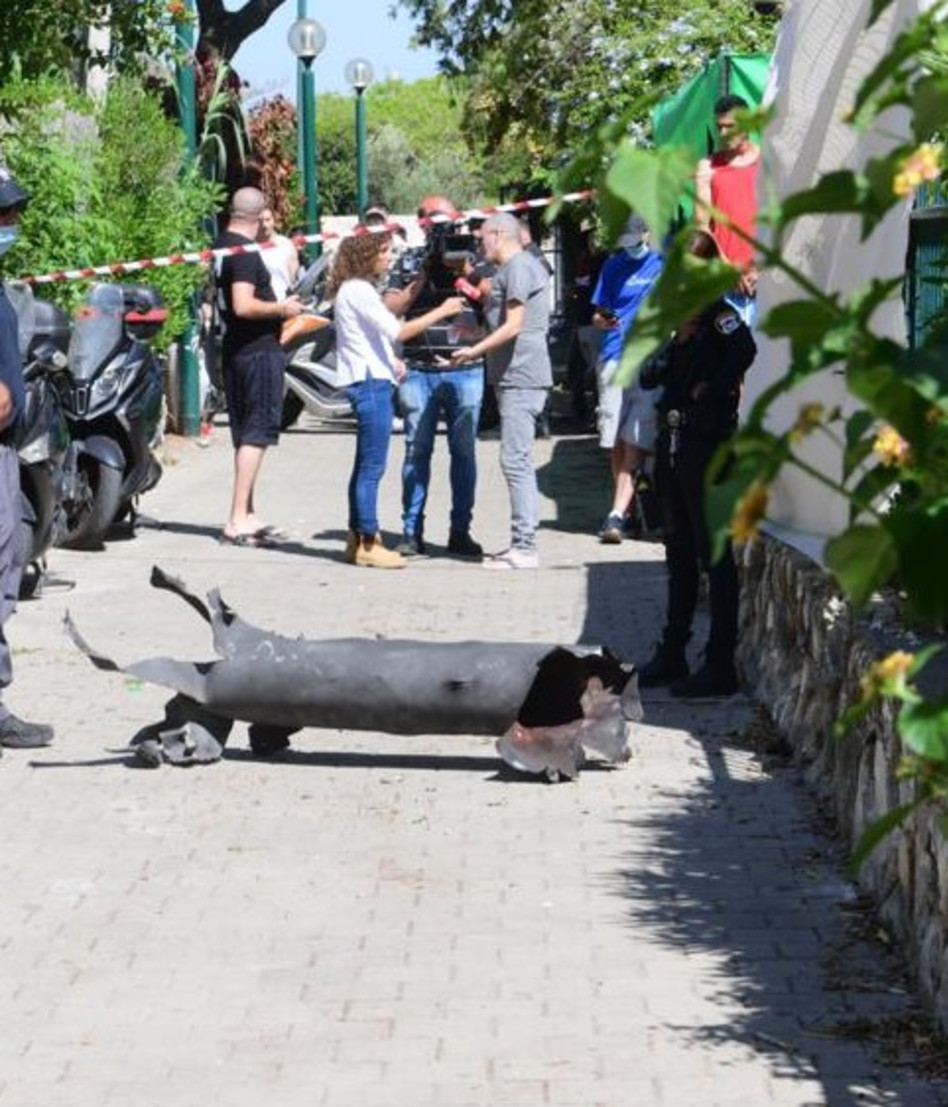 ישי לוי ברקע רסיסי הרקטה (צילום: אבשלום ששוני)