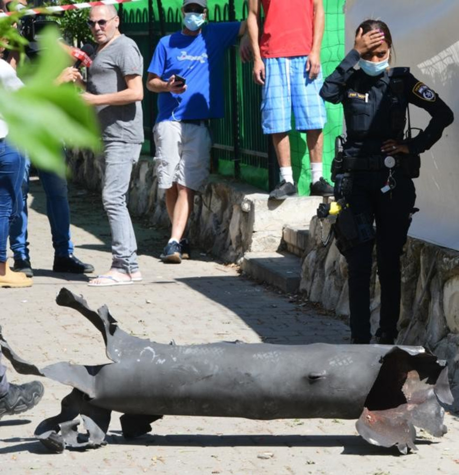 ישי לוי מתראיין לרקע רסיסי הרקטה (צילום: אבשלום ששוני)