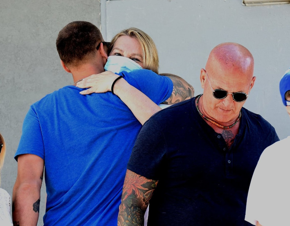 ציפי רפאלי מחבקת את בנה דור(צילום: ראובן קסטרו, וואלה!)