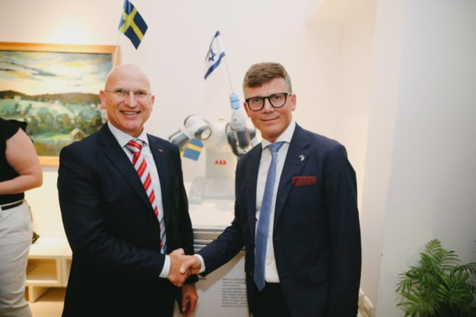 אריק אולנהאג ורונן אהרון&nbsp; (צילום: באדיבות שגרירות שוודיה בישראל)
