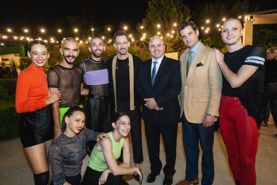 תמיר קוברין, רונן ניסנבאום, ועברי לידר עם רקדני להקת בת שבע (צילום: אביתר ניסן)