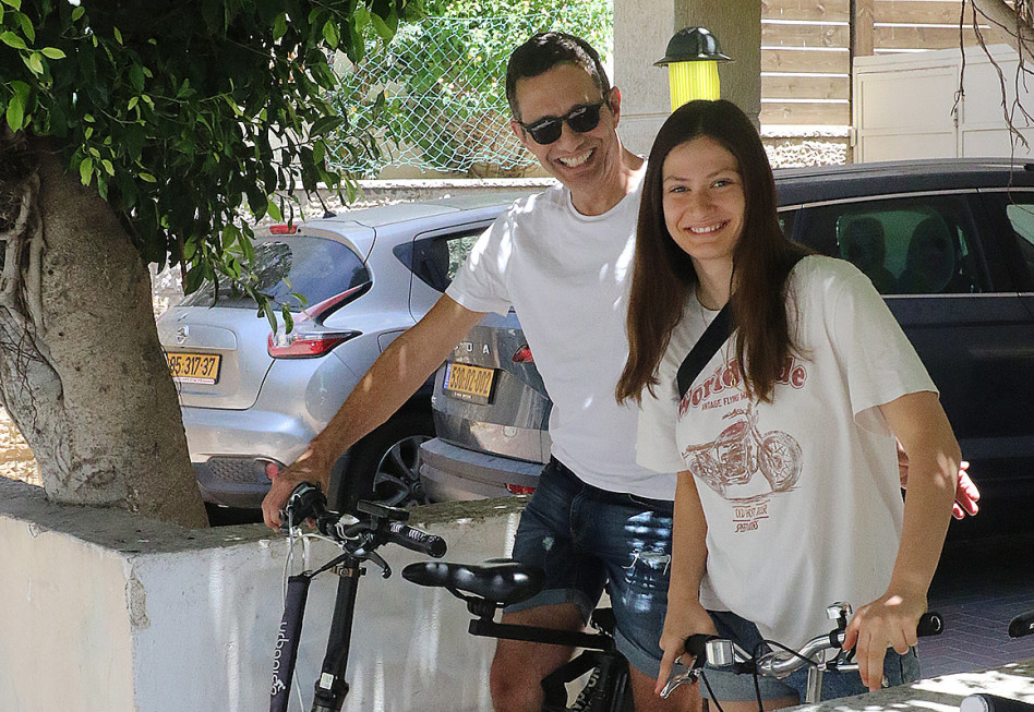 מחייכים בכיף. ארז טל (צילום: פול סגל)