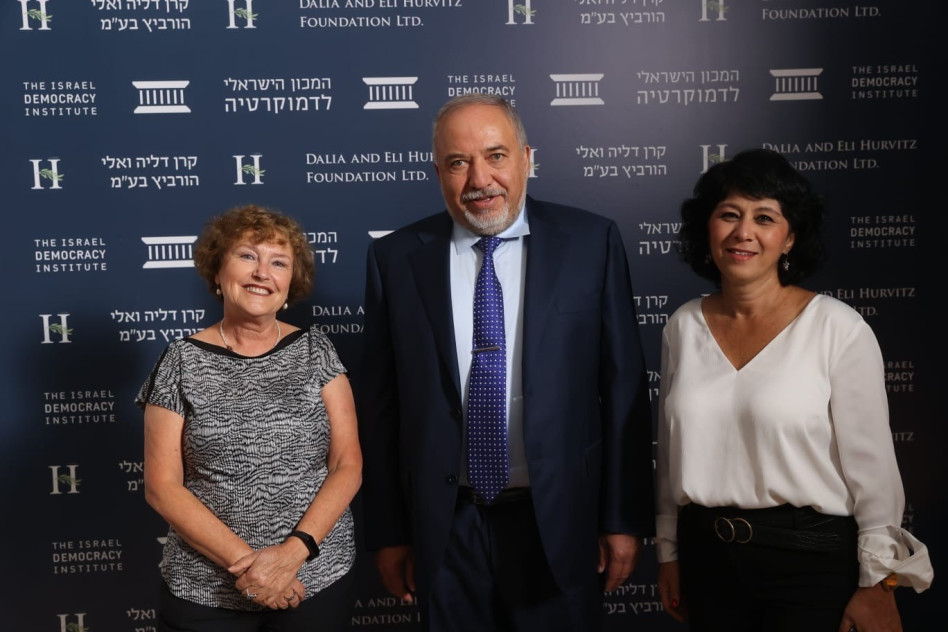 חדווה בר, אביגדור ליברמן וקרנית פלוג (צילום: המכון הישראלי לדמוקרטיה)