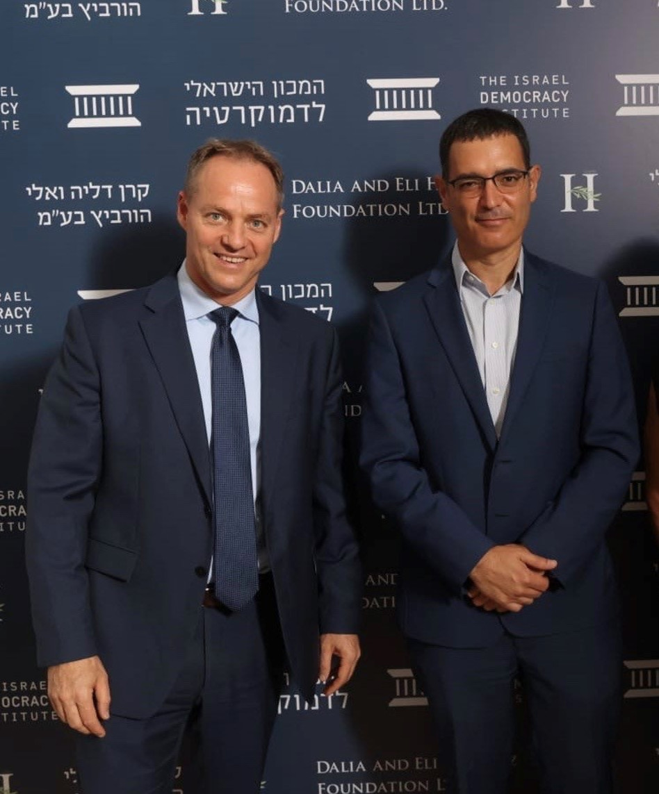 משה בר סימן טוב ויוחנן פלסנר (צילום: המכון הישראלי לדמוקרטיה)