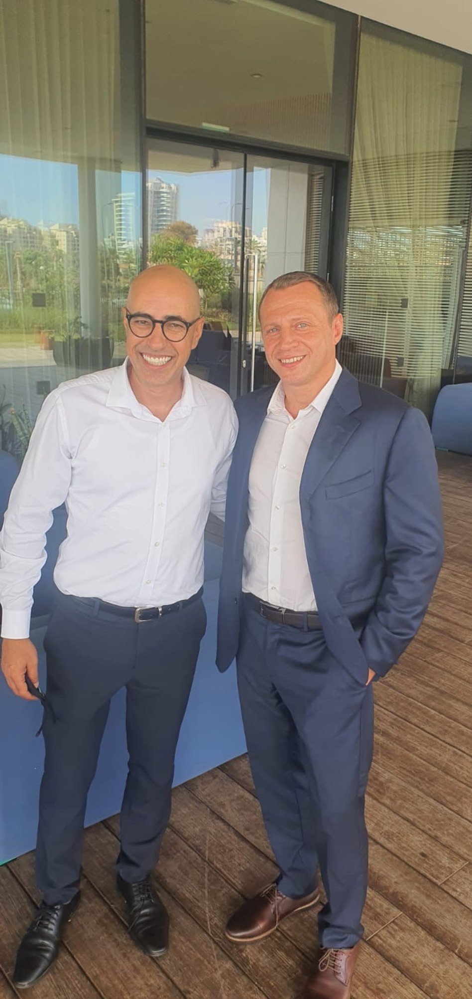 יואל רזבוזוב ושרון אלון  (צילום: באדיבות מלונות אפריקה ישראל)