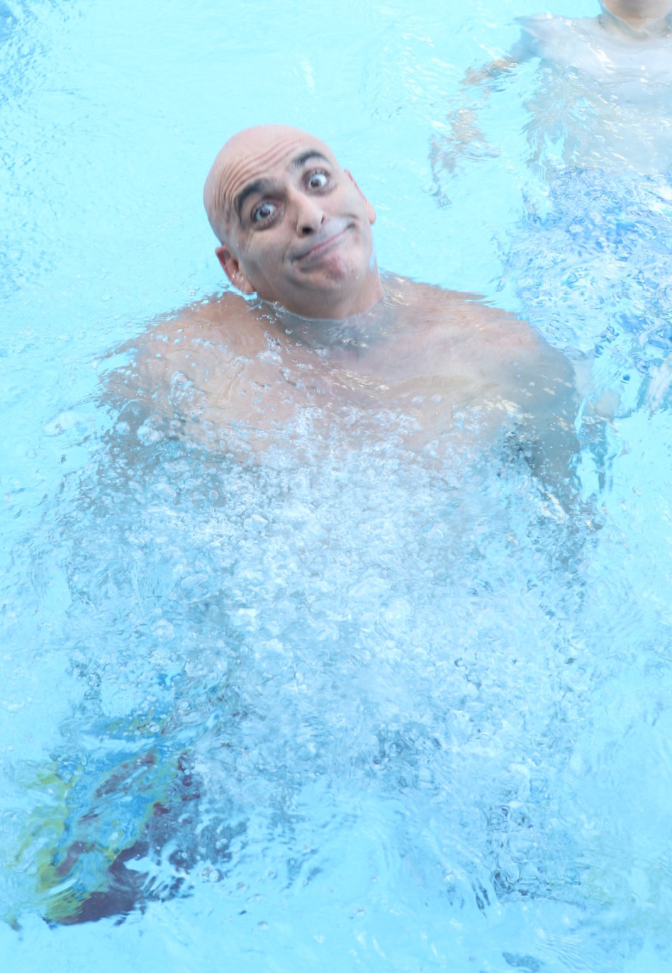 נהנה בבריכה. יובל המבולבל (צילום: אור גפן)