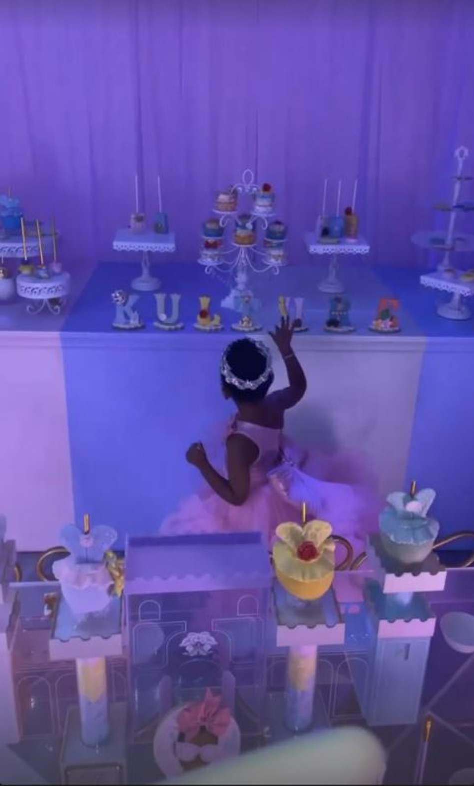 קולצ'ר מתרשמת מהקינוחים (צילום: צילום מסך אינסטגרם)