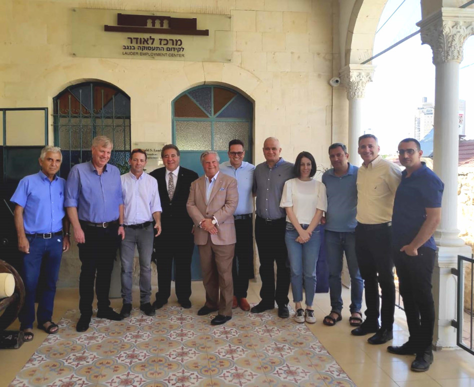 &nbsp;ד''ר סול ליזרבראם וראסל רובינסון עם ראשי הרשויות מאזור הנגב (צילום: נועה זר)