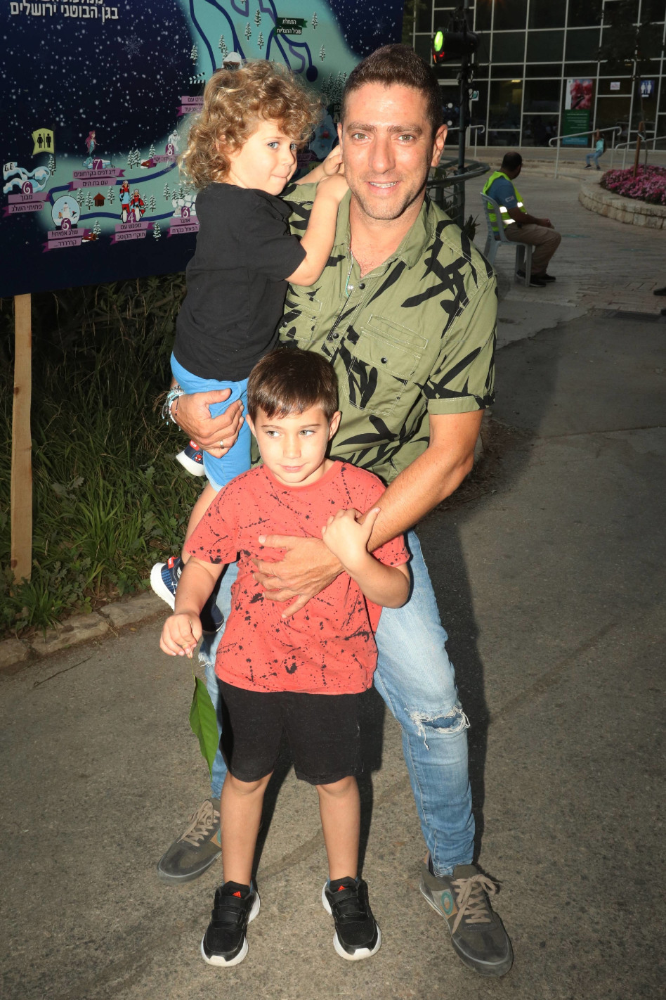 משה אשכנזי והילדים (צילום: אור גפן, יח''צ)