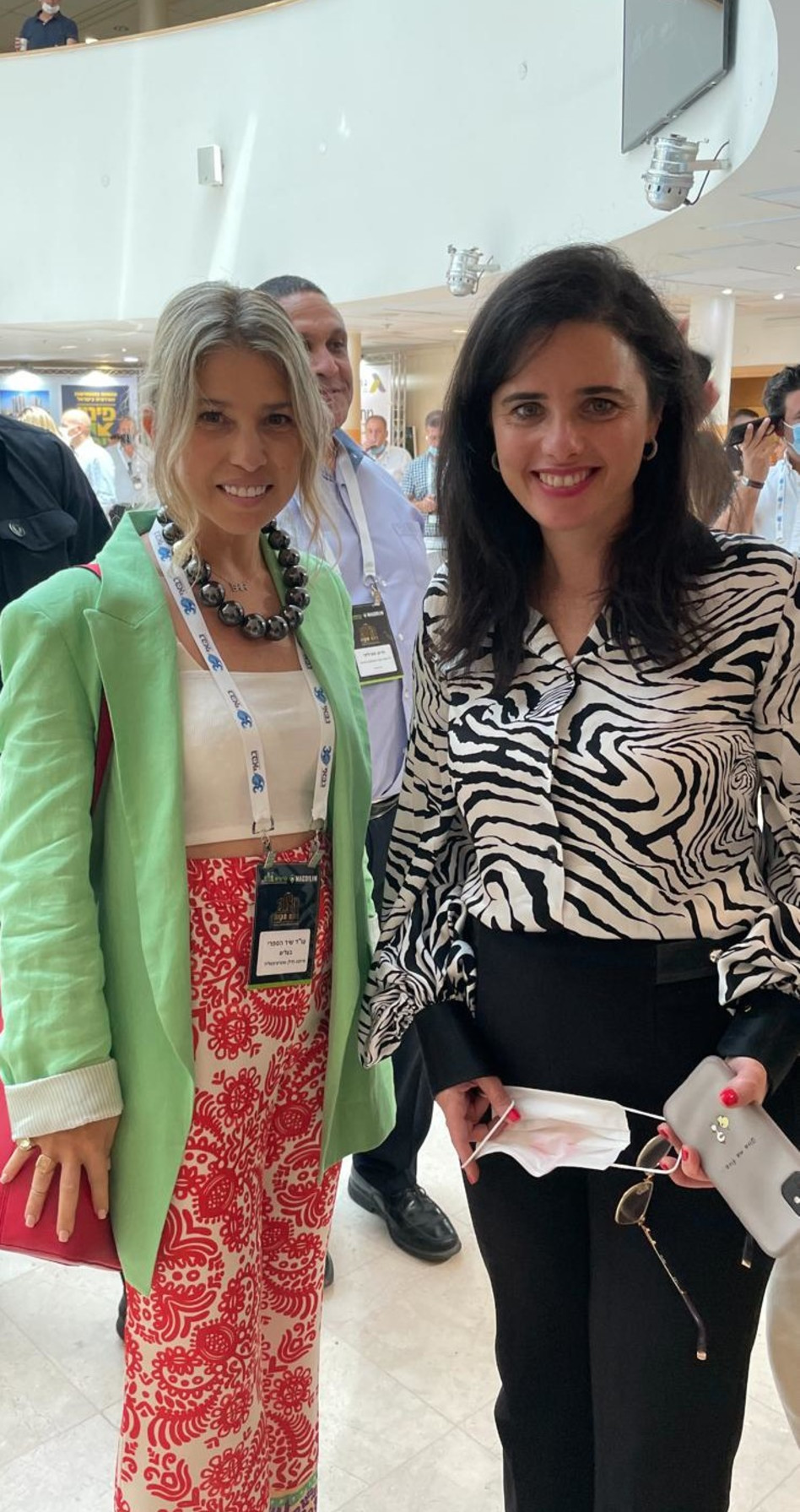 איילת שקד עם עו''ד שיר הספרי ממתגת ערים ונדל''ן (צילום: אווה שמש)