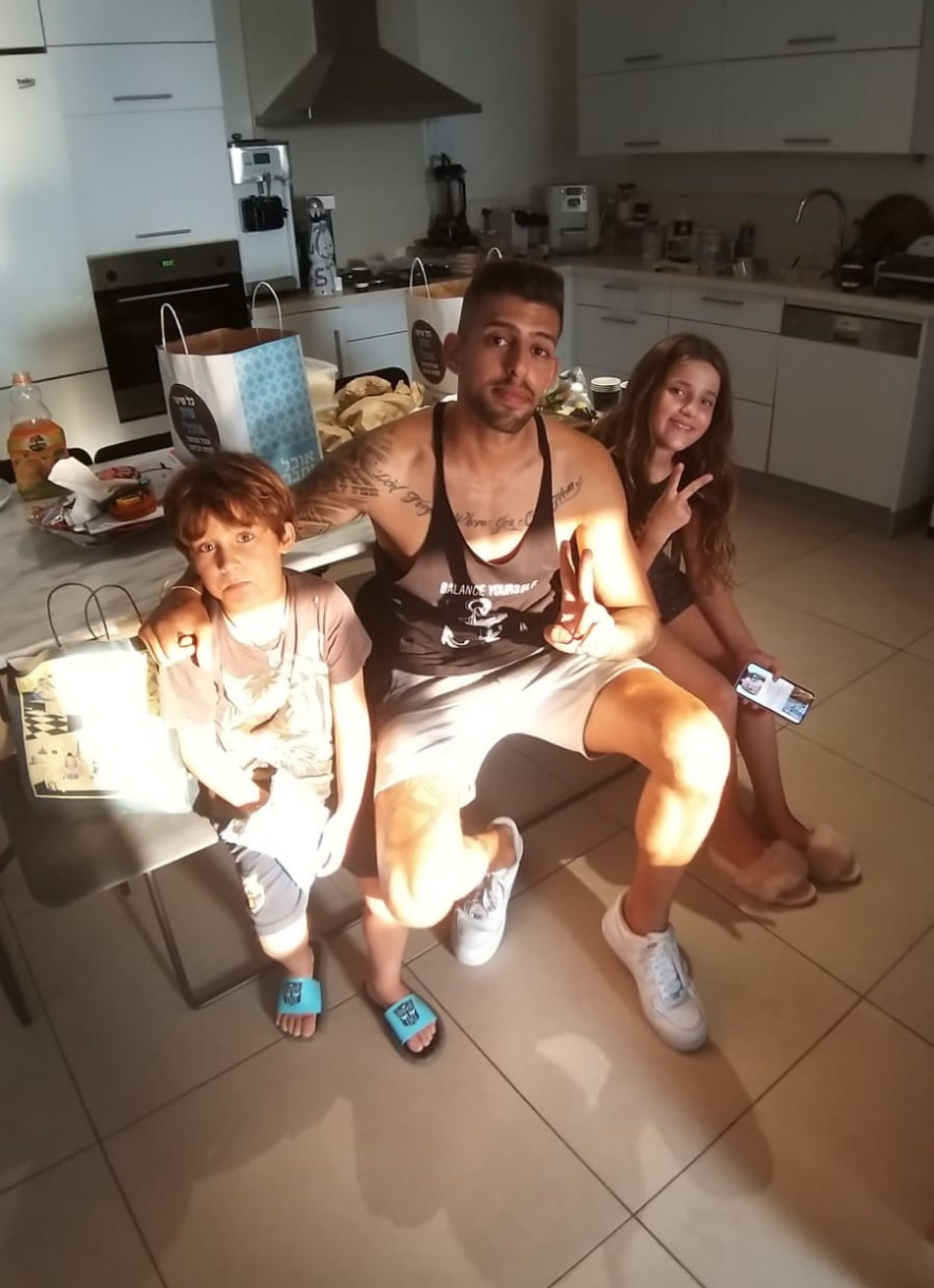 בן אל תבורי עם נכדיה של יהודית באומן (צילום: פרטי)