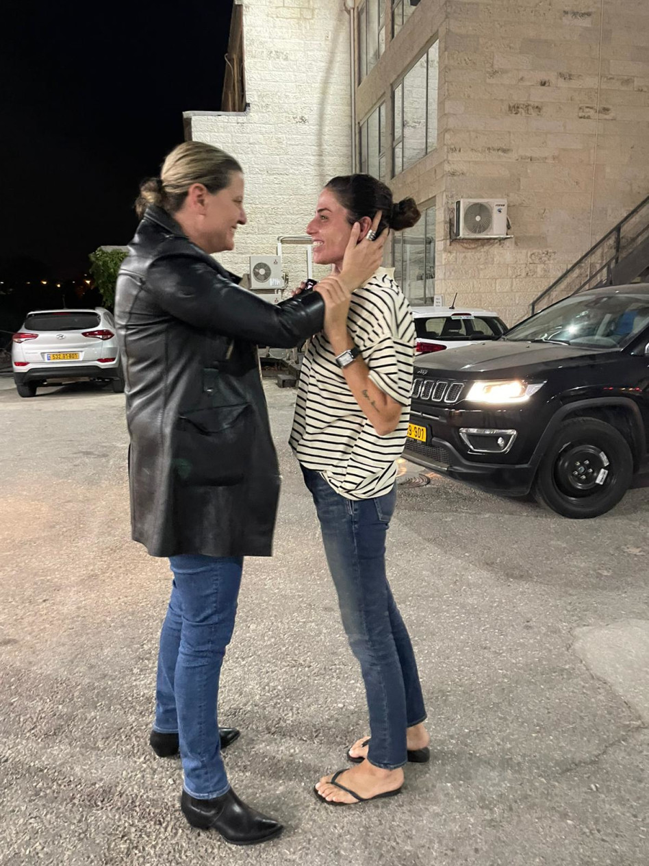 ציפי רומנו ובת הזוג (צילום: יח''צ רשת 13)