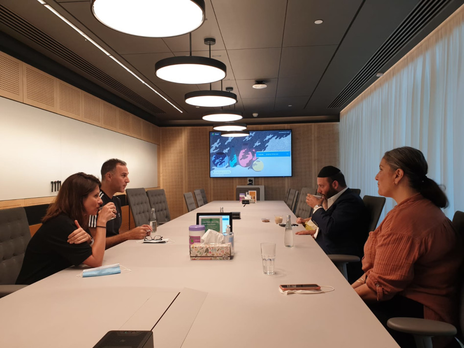 הרב יוסי ערבליך ומתנדבות ״למענכם״. משמאל: מנכ״ל גוגל ברק רגב וסמנכ״לית גוגל חנית מרינוב (צילום: יח''צ)