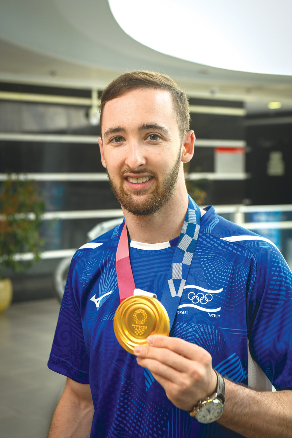 ארטיום דולגופיאט והמדליה בטקס קבלת הפנים בישראל (צילום: פלאש 90)