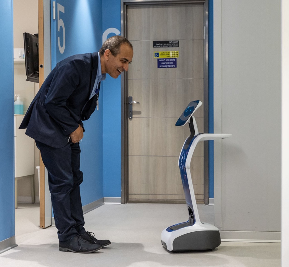 רוני גמזו והרובוט של חברת ONE (צילום: ליאור צור, איכילוב)