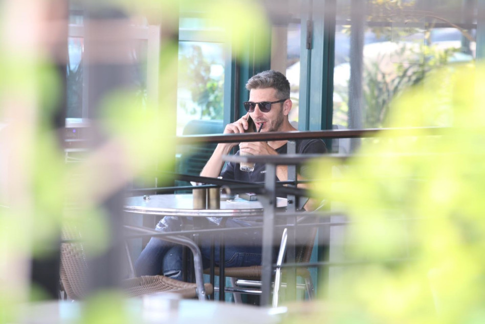 נשמח לדעת מי מעלה לך חיוך, כי זו בטח לא מנור. בן נדל (צילום: אלוני מור)