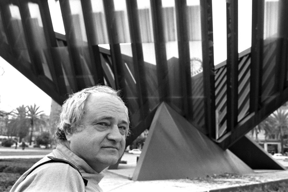 יגאל תומרקין ואחד מפסליו, 1974 (צילום: שמואל רחמני)
