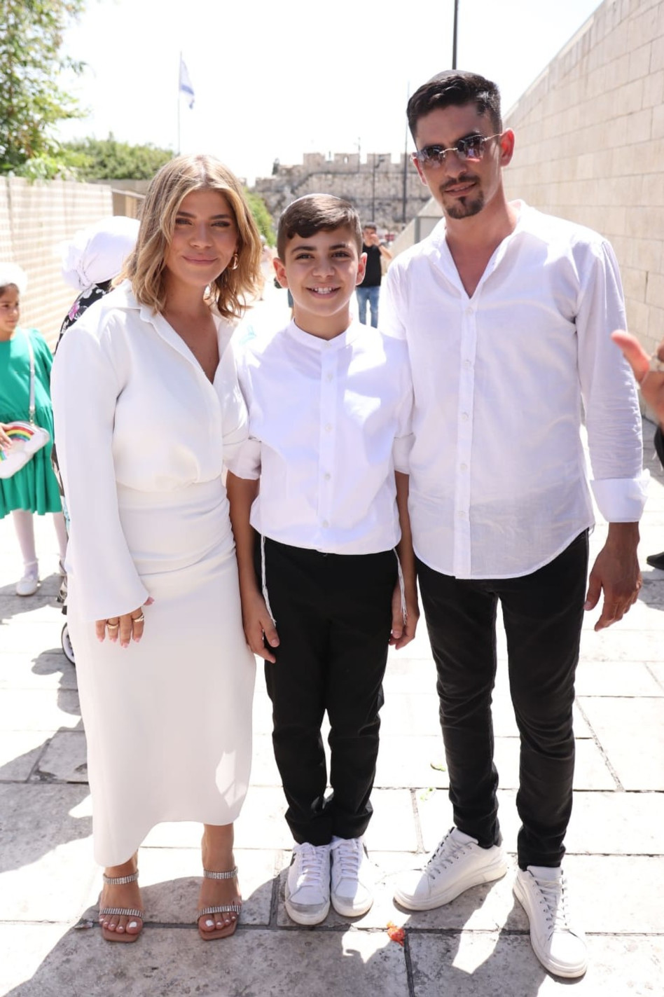 ישראל אזולאי, ג'קי אזולאי וחתן בר המצווה (צילום: אור גפן)