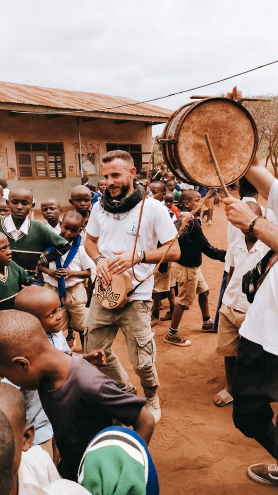 באפריקה. אסיף אלקיים (צילום: אינסטגרם)