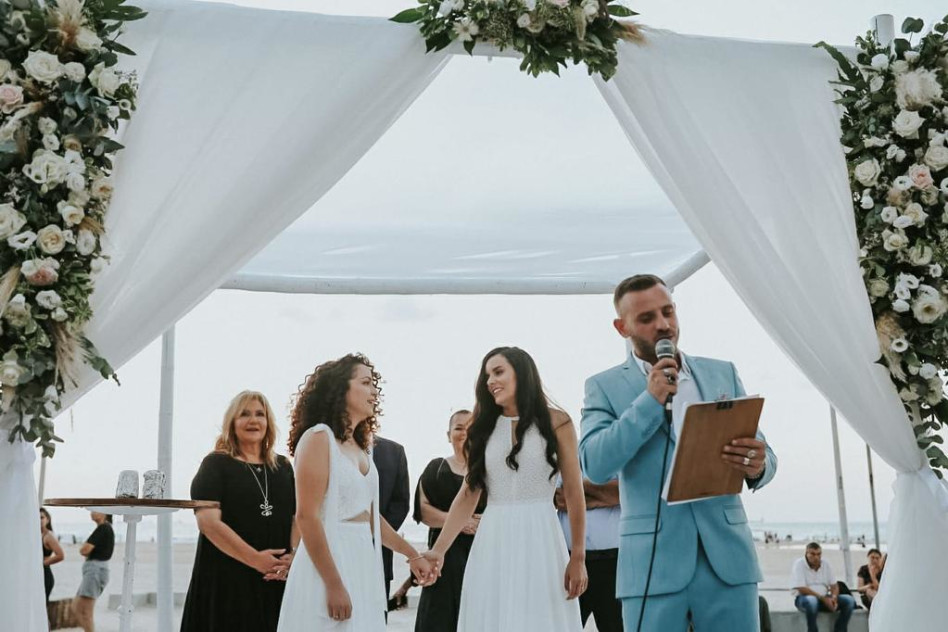 אסיף אלקיים מחתן זוג מקהילת הלהט\'\'ב (צילום: שחר וין)