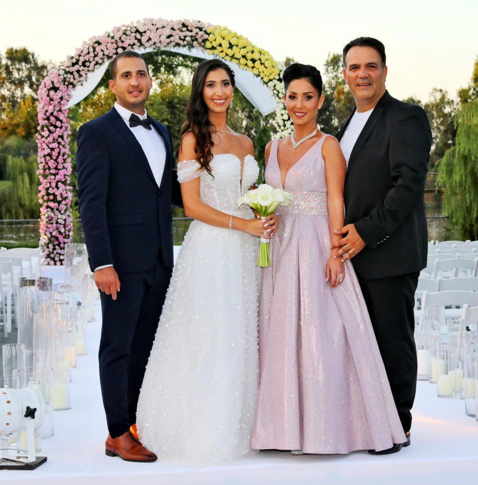 רינת ומוטי כוזהינוף, עם בתם ובעלה (צילום: רפי דלויה)