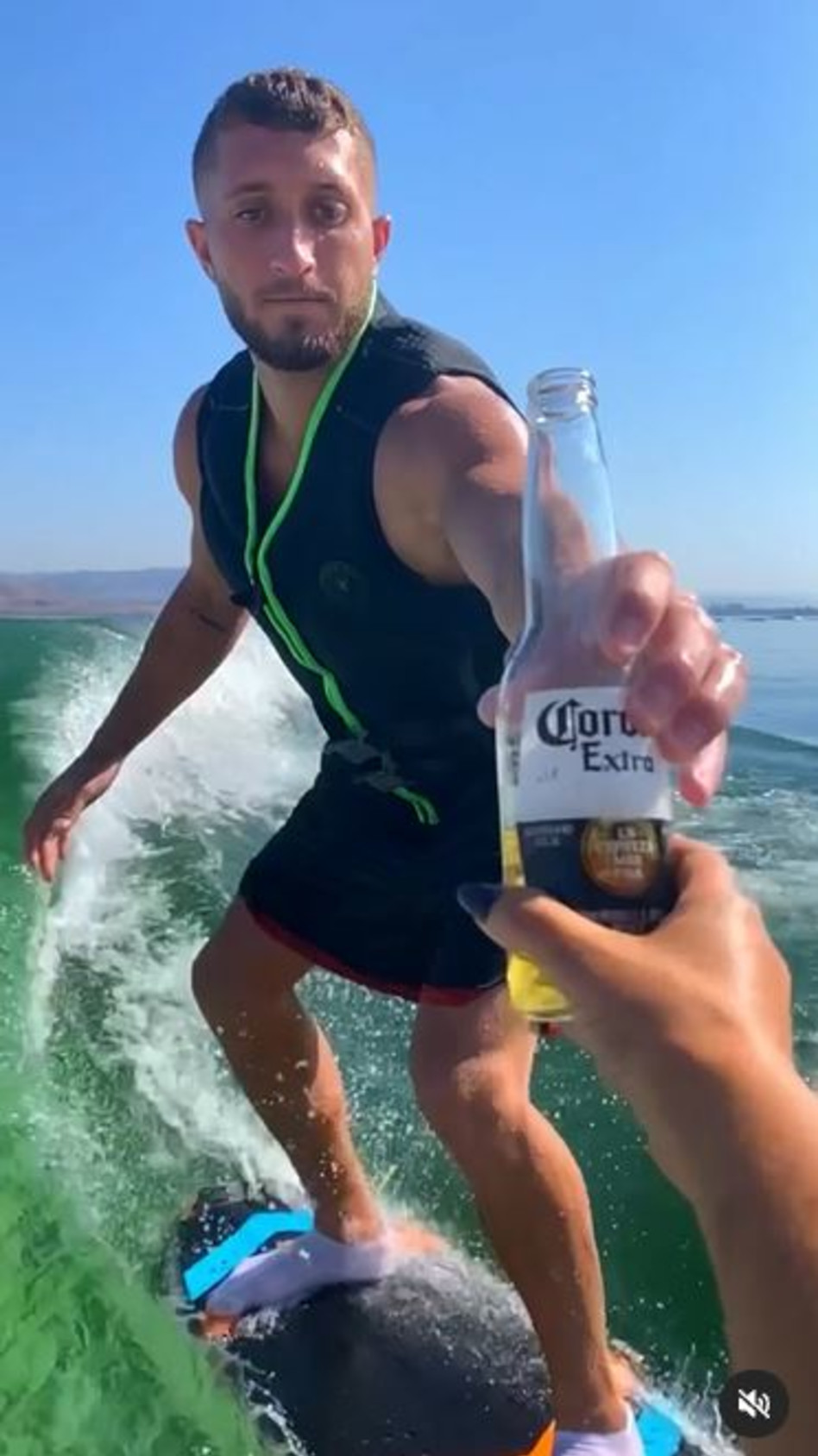 אגב עם בירה זה ממש בסדר, כל עוד היא לא נופלת למים. בן זיני (צילום: צילום מסך אינסטגרם)