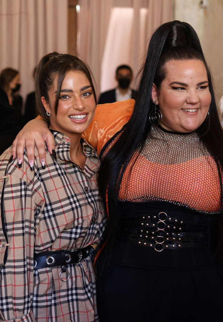 נטע ברזילי, נועה קירל (צילום: סזאר ברודרמן)