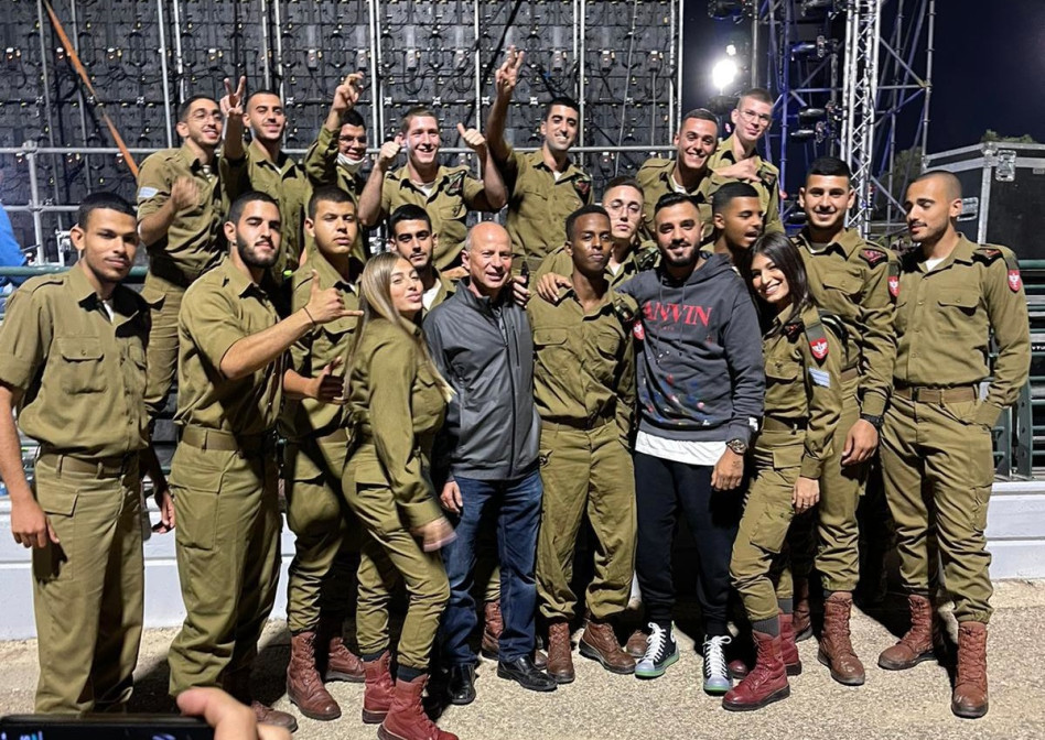 איתי לוי וחיילים (צילום: שיר פינטו יחסי ציבור)