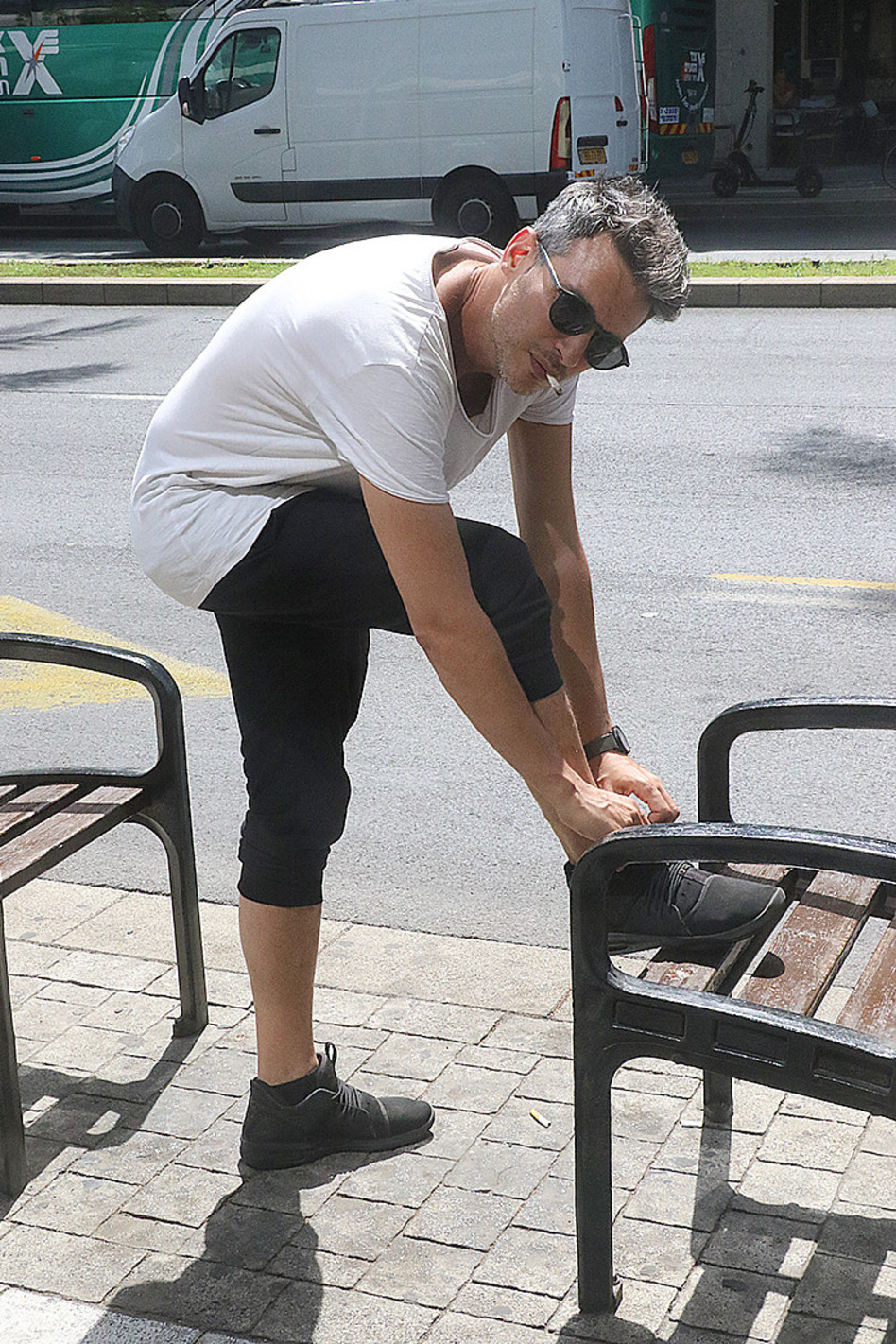 לא נפרד מהסגיריה. מנו כהן (צילום: פול סגל)