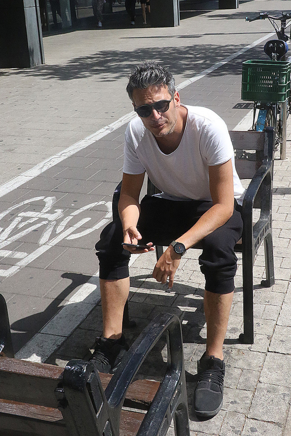 עם מי מתכתב? מנו כהן (צילום: פול סגל)