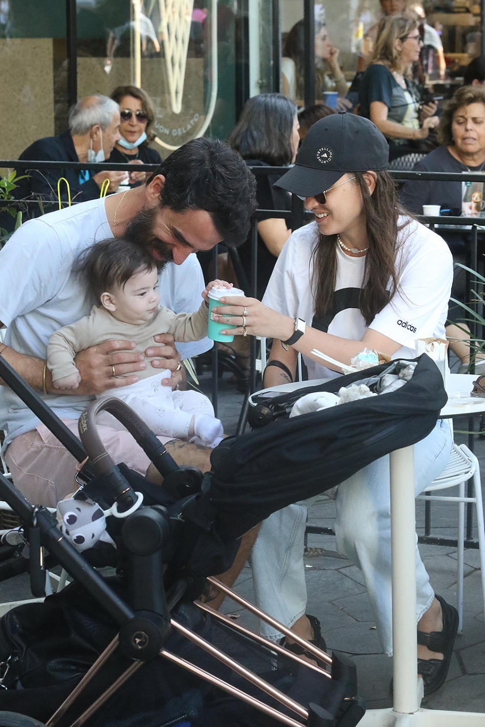 משפחה יפה. אנה ארונוב, אייל אלגבי, אדם אלגבי (צילום: פול סגל)