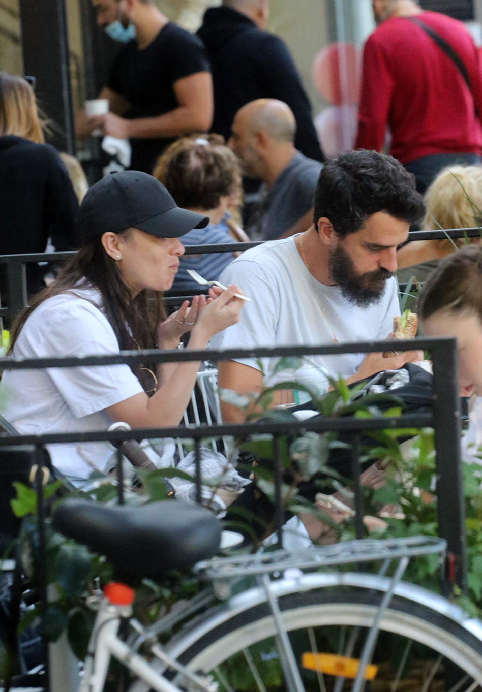 גם לאכול זה חשוב. אייל אלגבי, אנה ארונוב (צילום: פול סגל)