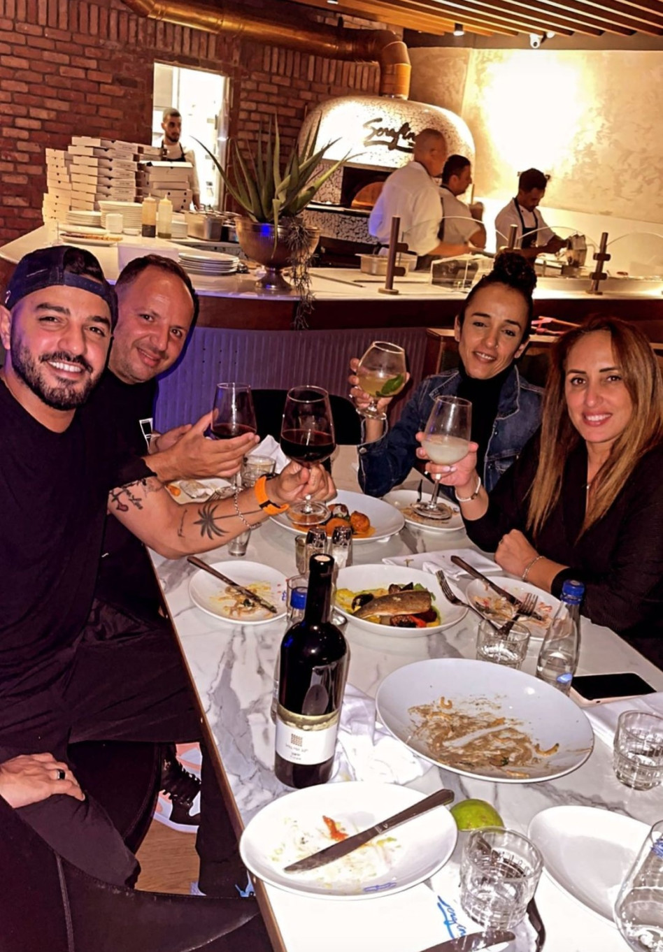 איתי לוי עם אחותו שרית וחברים (צילום: צילום מסך אינסטגרם)