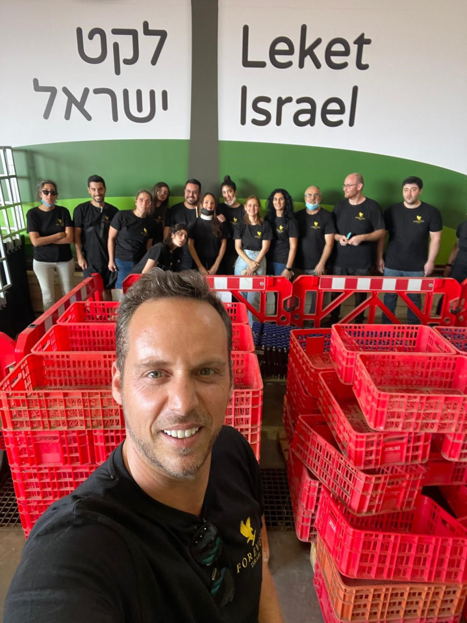 יובל אורן ועובדי החברה (צילום: צילום עצמי)