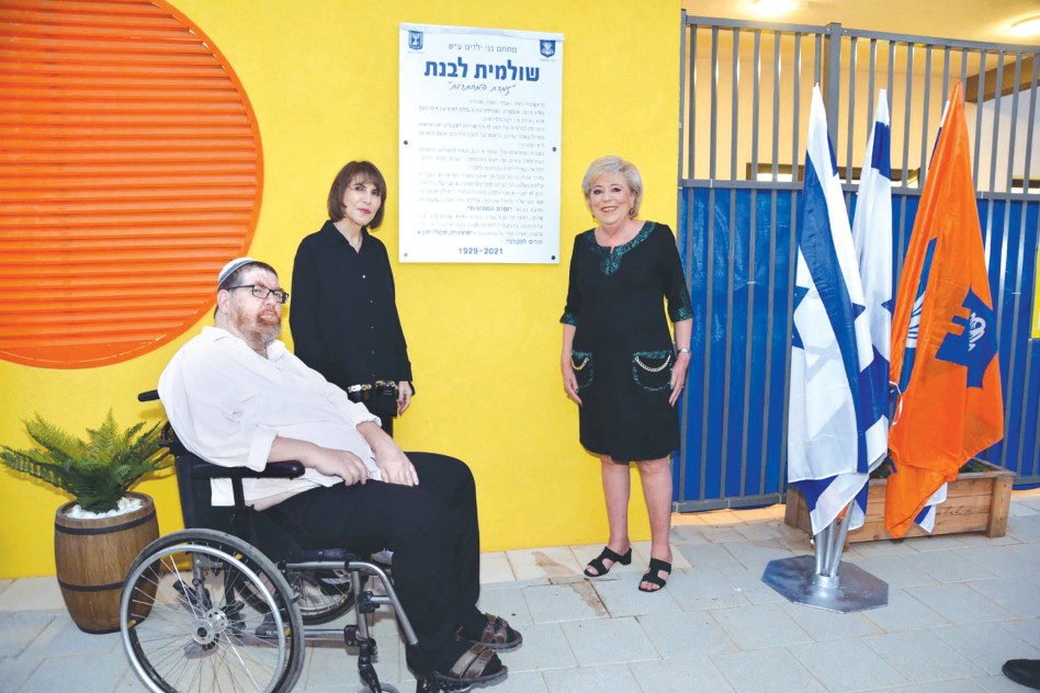 ראש עיריית נתניה, מרים פיירברג-איכר, השרה לשעבר לימור לבנת והאח, נועם לבנת (צילום: רן אליהו)