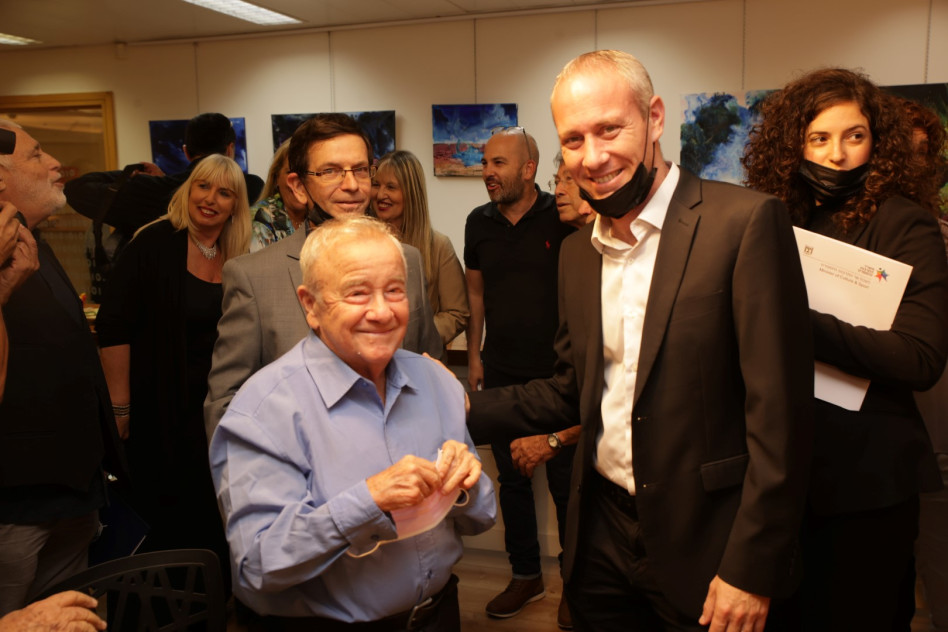 חילי טרופר והשחקן יוסי סגל (צילום: יח''צ אמ''י)