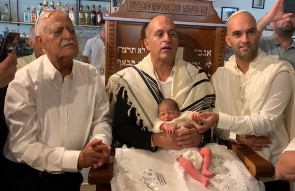 ארבעה דורות. מימין: רון, ברק ואבינועם. למטה: בארי (צילום: באדיבות המשפחה)