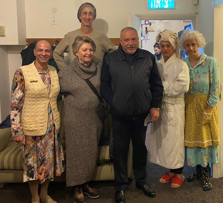 אביגדור ואלה ליברמן ושחקני החאן  (צילום: באדיבות תיאטרון החאן)