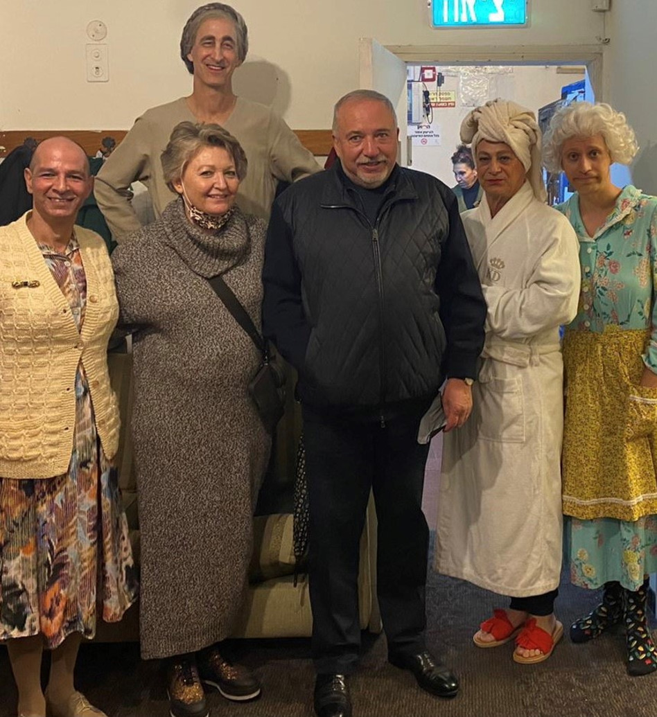 אביגדור ואלה ליברמן ושחקני החאן  (צילום: באדיבות תיאטרון החאן)