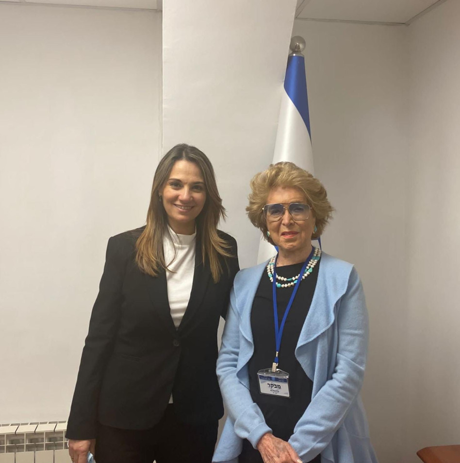 נינה אבידר ווינר ויפעת שאשא ביטון (צילום: לשכת שרת החינוך)