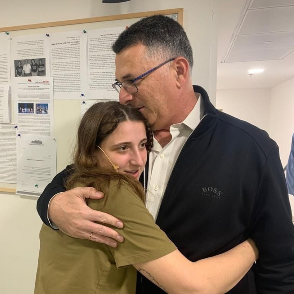 גדעון סער, אלונה סער   (צילום: צילום מסך פייסבוק)